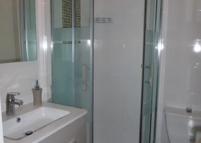 Avec Terrasse, Proche Et Parking - - Fr-1-843-46 *